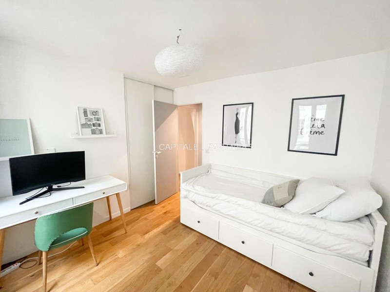 furnished  3 bedrooms Apartment PARIS 2 - 120 m²;