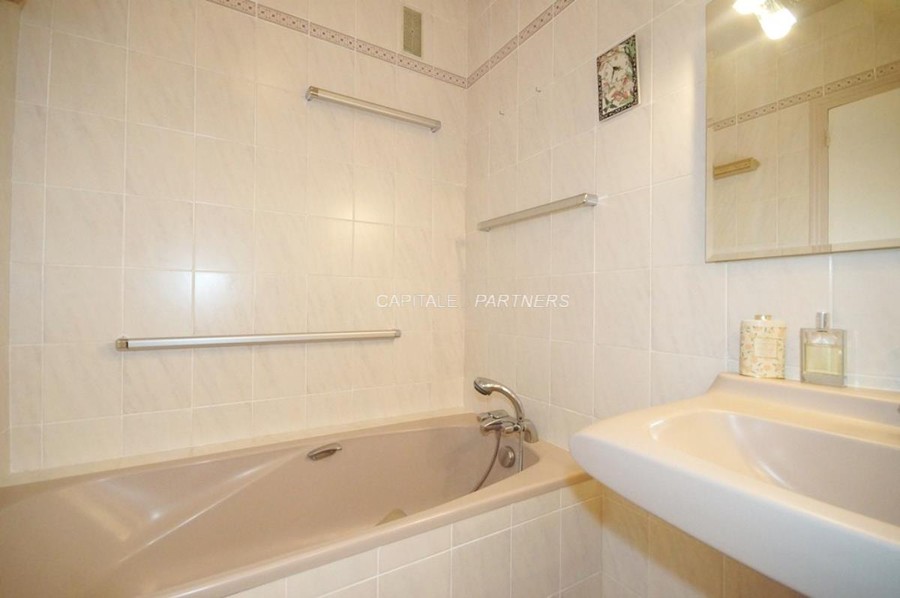  2 bedrooms Apartment PARIS 16 - 79 m²;