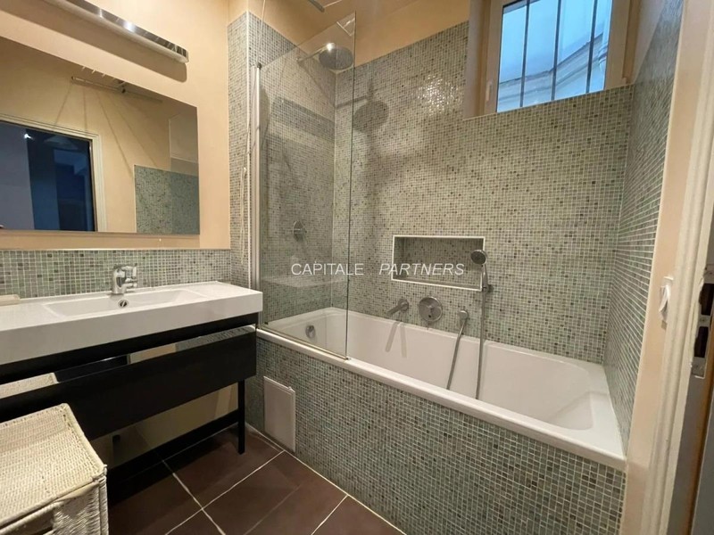 furnished  3 bedrooms Apartment PARIS 16 - 76 m²;