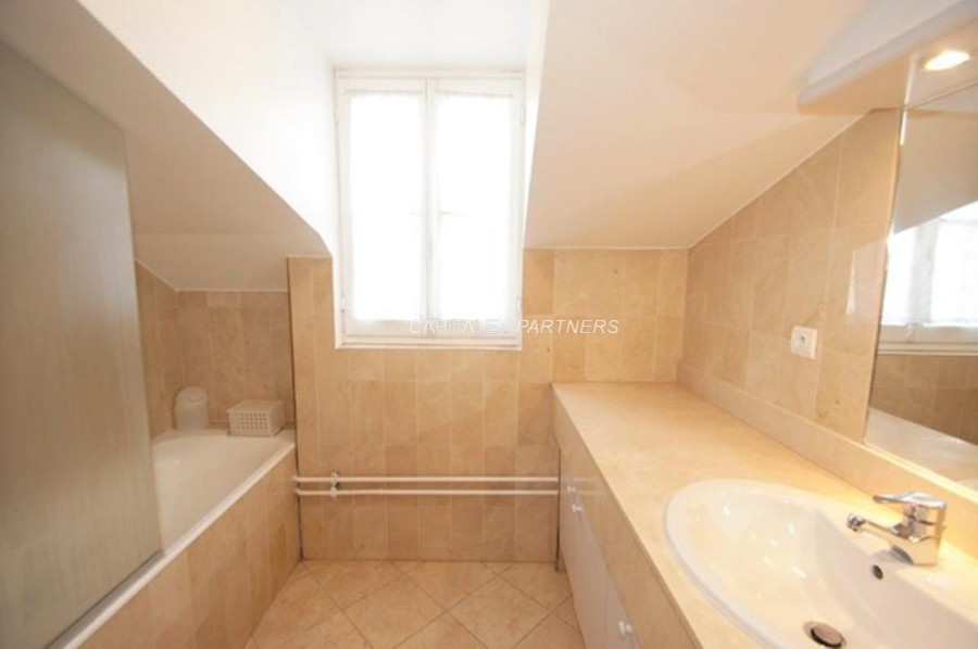 furnished  1 bedroom Apartment PARIS 8 - 46 m²;