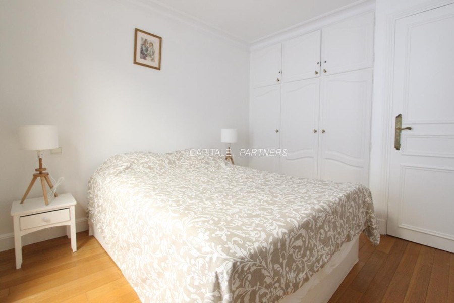 furnished  2 bedrooms Apartment PARIS 8 - 89 m²;